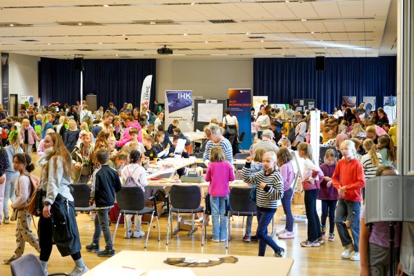 Die vielen Kinder sind mit Freude und Begeisterung beim großen
"MINTmachen" dabei. - © Lippe Bildung
