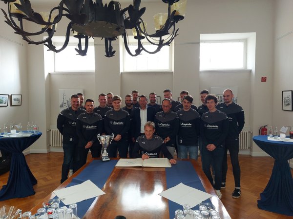 Die Bezirklisgameister und Kreispokalsieger der 1. Herrenmannschaft der SG Handball Detmold durften sich ins goldene Buch der Stadt eintragen. - © SG Handball