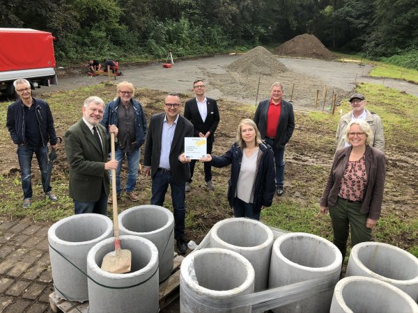 Am Soccerfeld neben dem Skaterpark beginnen die Arbeiten zur Freude von (von links) Fritz Steinke, Bürgermeister Dr. Reiner Austermann, Wolfgang Sieweke, Baudirektor Markus Baier, Jugendamtschef Thomas Portong, Leader-Regionalmanagerin Susanne Weishaupt, Udo Golabeck, Claus Cieciera und Dr. Katharina Kleine Vennekate. - © Till Brand