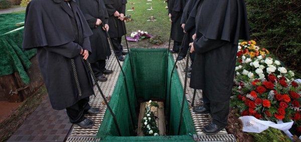 Sensibler Moment: Bei der Beerdigung eines geliebten Menschen sind Beistand und Trost gefragt. Doch Dank für erwiesene Anteilnahme zurück zu geben, kann in Zeiten von Corona und Datenschutz-Grundverordnung unvermutet scheitern. - © Bernhard Preuß