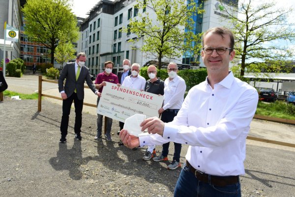 Dr. Johannes Hütte (von links), Apotheker Oliver Müller (Detmold), Christian Ritterbach und die Apotheker Dietmar Meier zu Eißen (Blomberg), Dr. Hans Wiegrebe (Barntrup), Christian Schmidt (Detmold), Dr. Lars Ruwisch (Lage). - © Nicole Ellerbrake