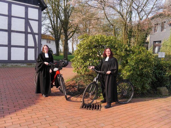 Pfarrerin Brigitte Fenner (rechts) und Pfarrerin Dr. Annette Müller von der ev.-ref. Kirchengemeinde Heiden.  - © Bildrechte: Brigitte Fenner