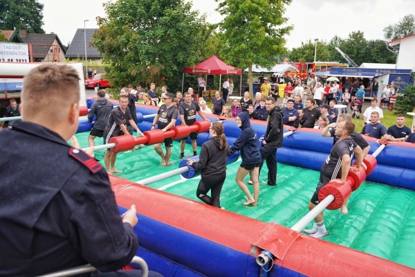 Teamgeist, Geschicklichkeit und Standfestigkeit waren gefragt beim Riesenkickerturnier der Löschgruppe Lockhausen. - © Freitag TV
