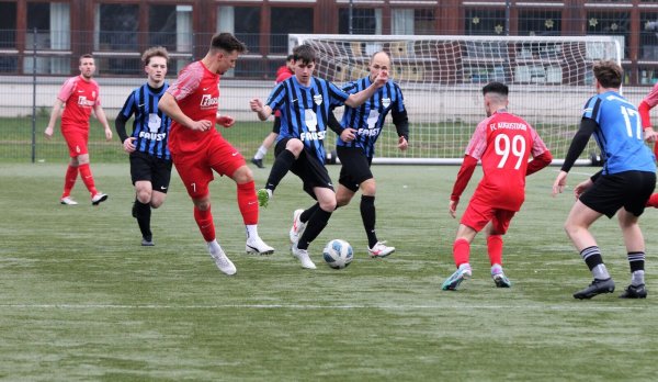 Typisch Lipperderby in Jerxen-Orbke: Die meisten Szenen spielten sich im Mittelfeld ab. - © Oliver König