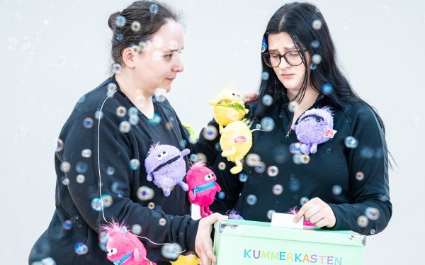 Echte Mitarbeiter der Jugendhilfe in Lippe posieren für die Fotos: als Streitschlichter, Navigator, Sorgenfresser und Co. - © Kobersteinfotografie, Sebastian Koberstein