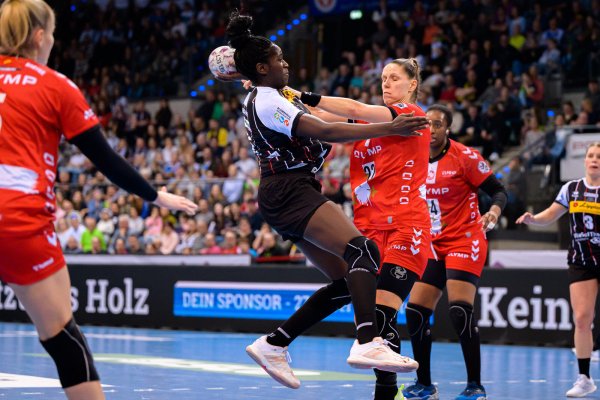Kein Durchkommen für Blombergs Laetitia Quist gegen Xenia Smits von HB Ludwigsburg. - © Marco Wolf