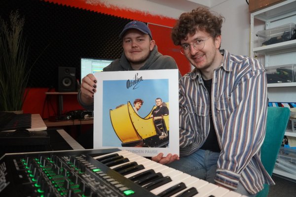 Im Proberaum ihres Elternhauses in Schieder präsentieren Jonas (links) und Leonard Ottolien ihre Debüt-EP "Zwei Sekunden Pause". - © Michaela Weiße