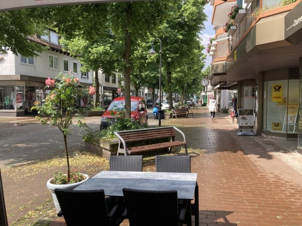 In der Allee befinden sich die meisten Geschäfte in Bad Meinberg, dazu gastronomische Betriebe und andere Dienstleister. - © Cordula Gröne
