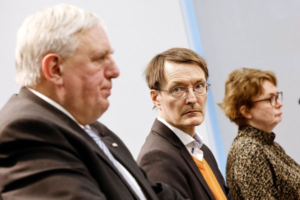NRW-Gesundheitsminister Karl-Josef Laumann (CDU/l.) und sein Bundeskollege Karl Lauterbach (SPD) geraten bei der Klinik-Reform aktuell immer wieder aneinander. - © Carsten Koall