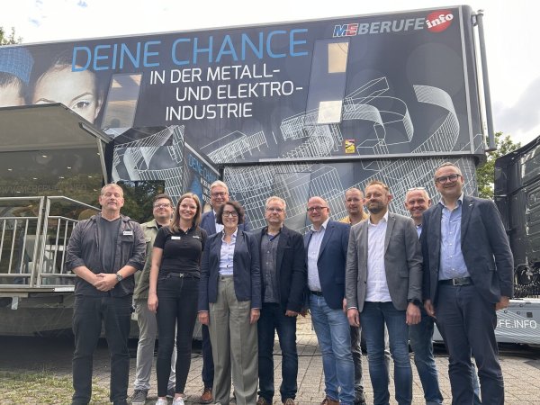 Lutz Klemkow (von links) vom "M+E-Info-Truck", Marcel Wessel, Jana Schwarze, Boris Hagemeier (alle Phoenix Contact), Corinna Kronsbein vom Arbeitgeberverand Lippe, Lehrer Anselm Kiss, Dirk Menzel von Lippe Bildung, Lehrer Stefan Meyer-Einsfelder, Schulleiter Bernd Hendig, Lehrer Michael Heitkämper und Bürgermeister Markus Baier freuen sich über das Projekt der Metall- und Elektroindustrie. - © Tamina-Shirin Marten