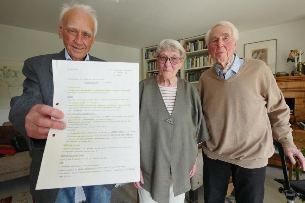 Erhard Wiersing hat den Detmolder Gesprächskreis vor 40 Jahren gegründet und besitzt sogar noch das ursprüngliche Konzeptpapier. Wolf-Dieter Schmelter hat den Kreis viele Jahre lang moderiert und Hildegard Haarbeck war ein frühes Mitglied und steht für die Frauen in der Gesprächsrunde. - © Jost Wolf