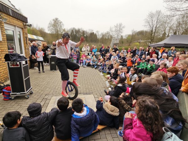 Jens Heuwinkel ist ein Garant für beste Unterhaltung - beim Osterspaß im Waldfreibad Hörste hat er das am Karsamstag eindrucksvoll unter Beweis gestellt. - © Astrid Sewing