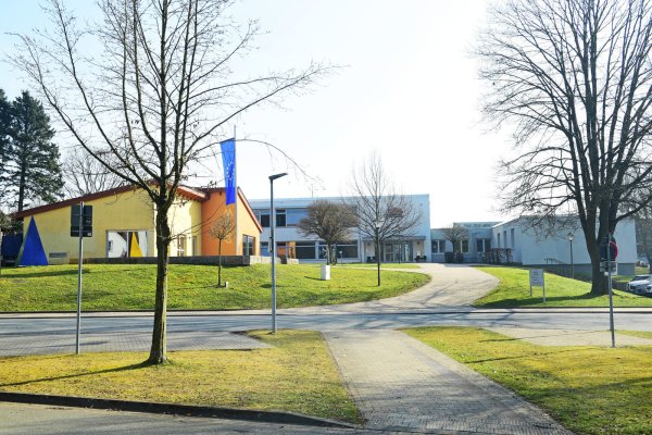 Die Idylle trügt: Am Gymnasium kam es schon öfter zu Vandalismus. Teile von Schulhof und Gebäude werden daher seit der Sanierung mit Kameras überwacht. - © Nicole Ellerbrake/Archiv