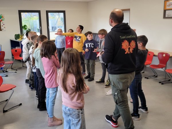 Mit kleinen Spielen wird den Kindern aufgezeigt, dass sie wertvoll sind und wie sie selbstbewusst auftreten. - © Raffael Giebel