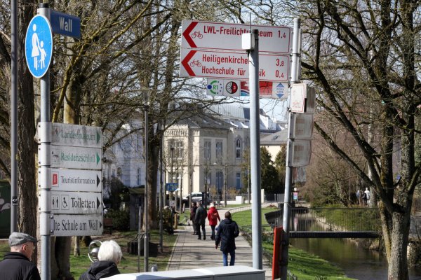 Wo geht es lang? Dieser Schilderwald in der Kernstadt soll bald ein Ende haben. Die Verwaltung hat dazu ein Planungsbüro beauftragt. - © Bernhard Preuss