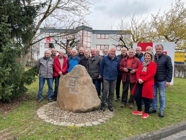 Ein Teil der TVG-Wandergruppe nach der Betriebsbesichtigung bei OL-Ein Ein Teil der TVG-Wandergruppe nach der Betriebsbesichtigung bei OL-Plastik in Donop mit Geschäftsführerin Melanie Lehmann (rechts). - © TVG Großenmarpe-Erdbruch