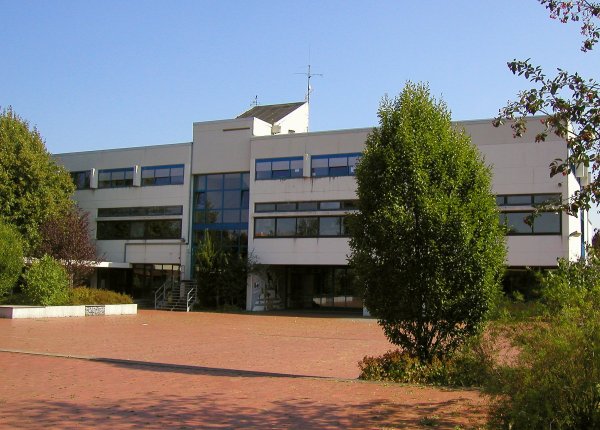 Bildunterschrift zu den Bildern: „Sekundarschule Sommer 1+2“ sowie „Sekundarschule Winter 1-3“: Im kommenden Jahr investiert die Gemeinde über 2 Millionen Euro in die energetische Sanierung der Schulgebäude und ihrer digitalen Ausrüstung. - © Archivfoto: Wulf Daneyko