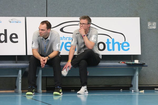 Blombergs Trainer Lasse Bracksiek (links), hier mit HSG-Nachwuchschef Björn Piontek. - © Oliver König