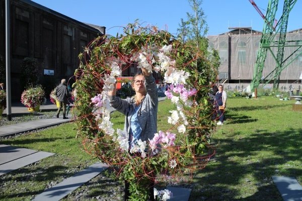 Es ist Tradition, dass bei den Landesgartenschauen in NRW jeweils der beste Nachwuchsflorist oder die beste Nachwuchsfloristin ermittelt wird. Der letzte Wettbewerb fand 2020 in Kamp-Lintfort statt. - © Fördergesellschaft des Landesverbandes NRW im Fachverband Deutscher Floristen