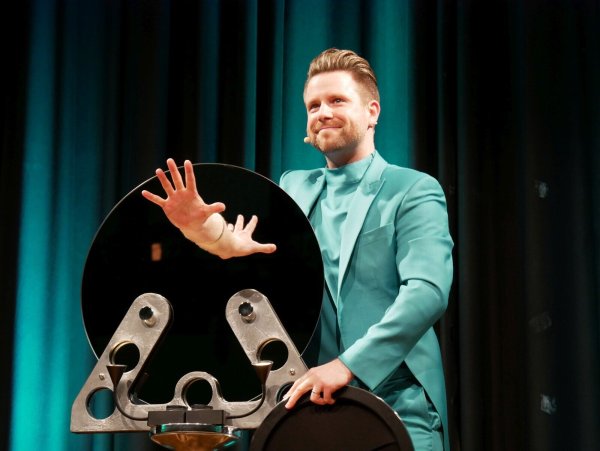 Der magische Spiegel: Cody Stone greift durch einen Spiegel, der nicht zerbricht. - © Thomas Krügler