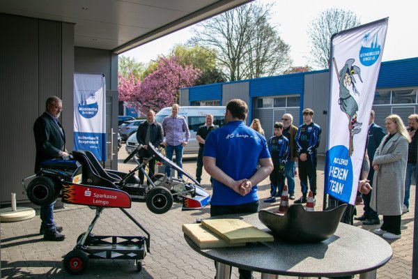 Der AC-Lemgo stellt sein neues Elektrokart vor. - © AC-Lemgo