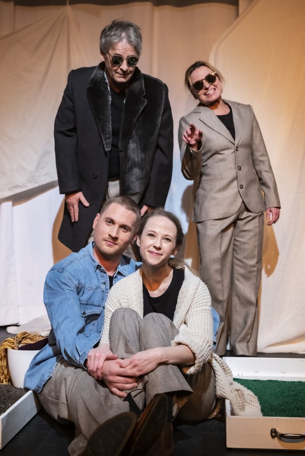 Emanuel Weber, Alexandra Riemann (vorne) sowie Gernot Schmidt und Manuela Stüßer (hinten) sind die Hauptakteure in „Unsere blauen Augen". - © Bettina Stoess, Landestheater