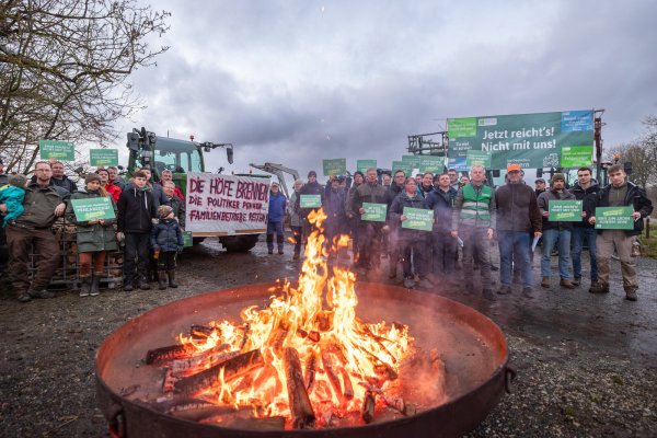 Landwirte in Bielefeld haben bereits mit Mahnfeuern gegen die geplanten Mehrbelastungen protestiert. Im Kreis Lippe werden 39 Mahnfeuer am Donnerstagnachmittag gegen 16.30 Uhr entzündet.. - © Oliver Krato