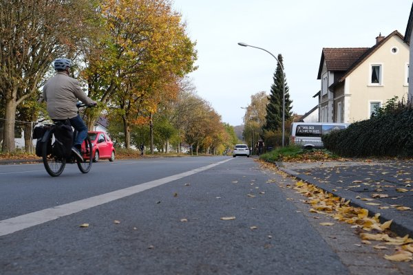 Der Mehrzweckstreifen auf der Friedrich-Ebert-Straße soll auf beiden Seiten künftig ein Radweg werden. - © Sven Koch
