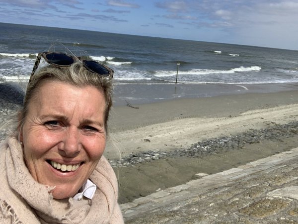 Anja Strohdiek und ihr Mann Stefan genießen die Tage auf Norderney. Die Krankenschwester freut sich über die "tolle Idee" der Rotarier. - © Anja Strohdiek