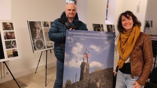 Für sein aufwändiges Projekt musste Grzegorz Lity?ski 100 Personen ausfindig machen. Nike Alkema, die Direktorin der Akademie am Tönsberg, hat die Ausstellung in die Hedwigskapelle geholt. - © Knut Dinter