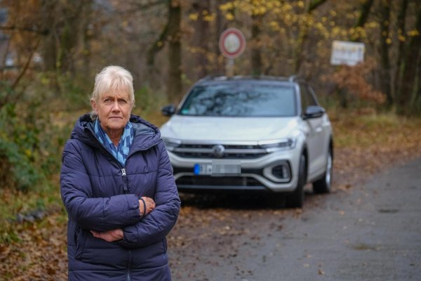 Mitten in freier Natur an einem einsamen Ort in Bielefeld-Sennestadt fand Iris Schulte ihr abgeschlepptes Auto wieder. - © Andreas Zobe