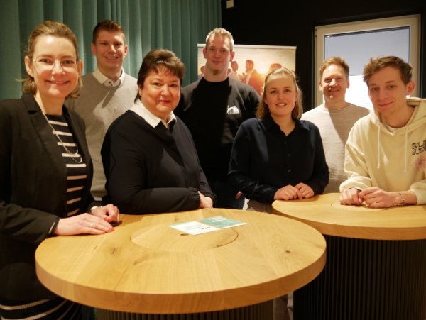 Unternehmer Christian Winkelnkemper (4. v. r.) Lena Mohr (3. v. r.), Stefan Schneit (1. v. r.) und die Beraterinnen und Berater verschiedener Einrichtungen sind am 14. Februar auf dem Gründungstag in Gütersloh. - © Jemima Wittig