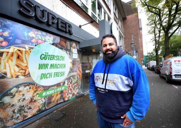 Krijan Selvarajah betreibt schon an der Schloßhofstraße in Bielefeld ein "Superbowl"-Restaurant. In Kürze geht es in der zweiten Filiale in der Gütersloher Innenstadt los. - © Andreas Frücht
