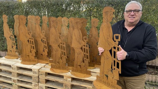 Jürgen Koch mit seinen 19 Zieglern, die von Verl nach Brakelsiek gewandert sind. Der erste rostige Geselle ist von seinem neuen Besitzer bereits abgeholt worden. - © Silke Buhrmester