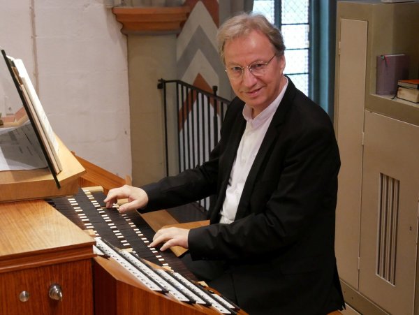 Eröffnete die Lemgoer Sommerkonzerte: Professor Arvid Gast aus Lübeck brilliert an der großen Hauptorgel von St. Marien. - © Thomas Krügler