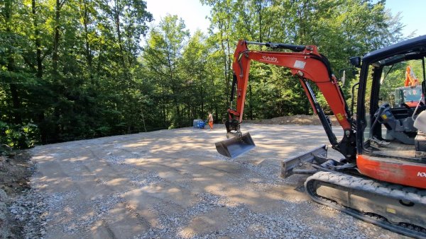Der Arbeiter verdichtet den Boden für die neuen Parkflächen am Sportplatz Schwelentrup. - © Nadine Uphoff