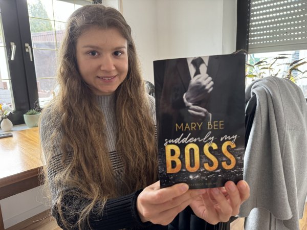 Marie Beckmann mit ihrem neuesten Werk, einer erotischen Büro-Romanze. - © Sandra Castrup