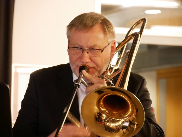 Posaunist Matthias Krüger begrüßt die Gäste mit einem Marsch von Händel. - © Thomas Krügler