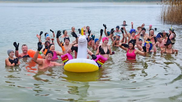 Etwa 30 Unerschrockene wagen sich am Sonntag bei 6 Grad ins Wasser. - © Nicole Ellerbrake