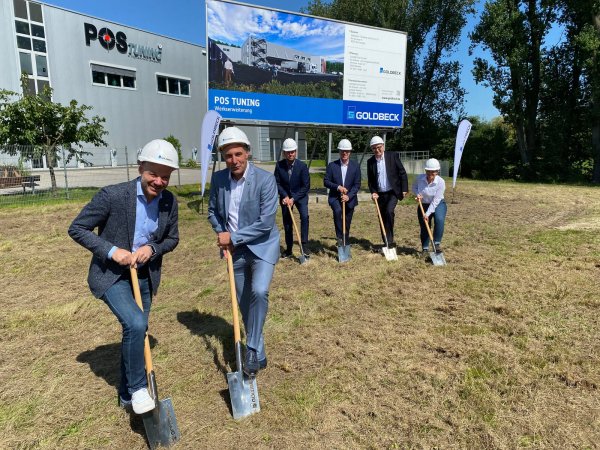 Jetzt kann es losgehen: Geschäftsführender Gesellschafter Oliver Voßhenrich und Bürgermeister Dirk Tolkemitt (im Vordergrund, von links) greifen gemeinsam mit Friedrich Wiesner (Firma Goldbeck), Christoph Moser (Geschäftsführer „POS Tuning“), IHK-Präsident Volker Steinbach und Alice Lorenz (Goldbeck) zum Spaten. - © Maren Brettmeier
