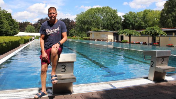 Der neue Schwimmmeister des Freibads Barntrup, Mark Langanke, informiert über Eintrittspreise, Öffnungszeiten, besondere Attraktionen und mehr. - © Chiara Wibbeke