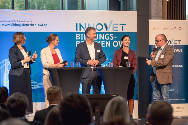 Bei der Abschlussveranstaltung: (von links) Svenja Claes (Bildungsbrücken OWL), Prof. Dr.-Ing. Yvonne-Christin Knepper-Bartel (Technische Hochschule Ostwestfalen-Lippe), Markus Rempe
(Kreishandwerkerschaft Paderborn-Lippe), Karen Zereike (Eigenbetrieb Schulen
des Kreises Lippe), Dirk Menzel (Lippe Bildung eG). - © Bildungsbrücken OWL