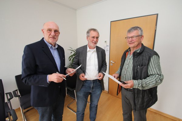 Sie wollen das wohl erste Bürgerbegehren in der Geschichte der Gemeinde Kalletal ins Rollen bringen (von links): Professor Dr. Rolf-Dieter Weege, Udo Zippel und Professor Dr. Hans-Jürgen Danneel setzen sich dafür ein, dass das Medizinische Versorgungszentrum in Trägerschaft der Gemeinde doch noch kommt. - © Jens Rademacher