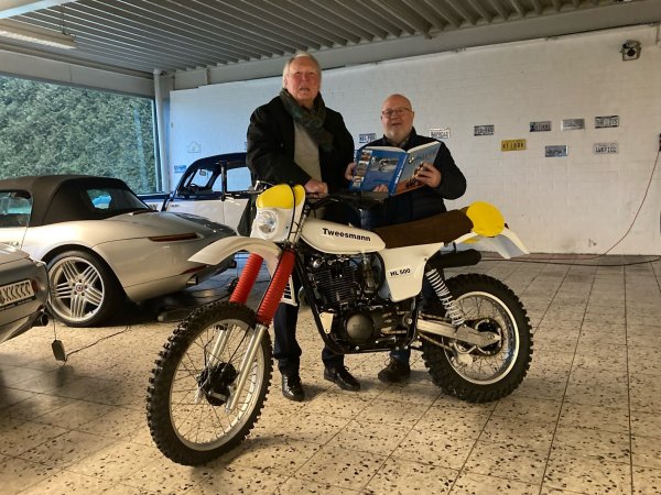 Kurt Tweesmann (links) aus Horn wurde fünf Mal Deutscher Meister. Bernd Albert (rechts) aus Detmold hat mit Andy Schwietzer ein Buch über die Geschichte der bayerischen Motorrad-Erfolge verfasst. - © Jobst Lüdeking