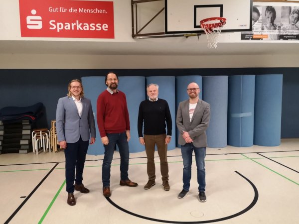 Pavlos Poursanidis (von links), Dirk Bensel und Felix Rullmann (rechts) haben auch mit n Herbert Fischer (Vorsitzender TV Lemgo) über das Gutschein-Projekt gesprochen. - © SPD Lemgo