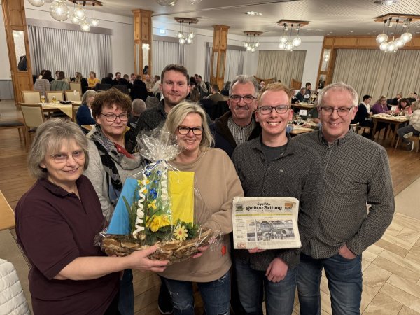 Die gastgebende Land-Wirtin Eleonore Hoffmann gratuliert Monika Niederkrome, Niklas Niederkrome, Karin Watermann, Frank Niederkrome, Simon Brink sowie Hans Jürgen Brink (von links) alias "Die 32-er" zum Sieg. - © Sandra Castrup