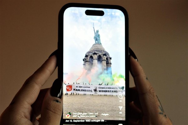 Eine Aktion der rechtsextremen Gruppen "Freischar Westfalen" und "Aktion Hermannsland" aus dem September, die in sozialen Medien inszeniert wird. - © Lukas Brekenkamp