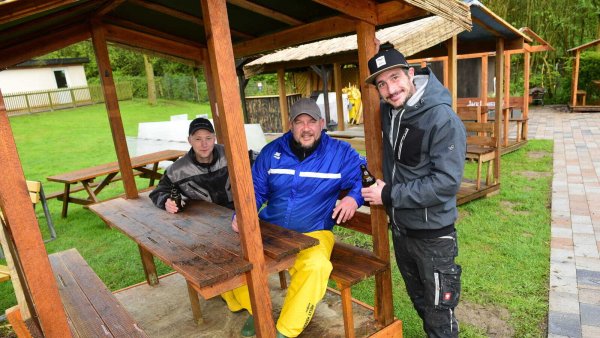 Die Mitglieder des Freibadvereins Kirchheide haben bereits mit der Generalüberholung der neuen sechs Unterstände begonnen. Luka Reitmeier (von links), Pasquale Liske und Christopher Rapier haben die erste fertige Hütte eingeweiht. - © Nicole Ellerbrake