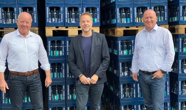 TBV-Geschäftsführer Ulrich Kaltenborn (von links) bedankt sich bei Stefan Brüggemann (Leiter Marketing Bad Meinberger) und Volker Schlingmann (Sprecher der Geschäftsführung/Geschäftsführer Herstellung und Vertrieb Bad Meinberger) für die weitere Zusammenarbeit. - © Bad Meinberger