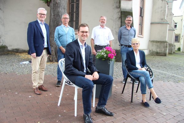 Matthias Kalkreuter (vorne links) und Angelika Drowe freuen sich mit (hinten, von links) Thomas Voss, Michael Büker, Hans-Jörg Alberti und Ralf Hammacher über die bevorstehenden Konzerte. - © Kirsten Fuhrmann